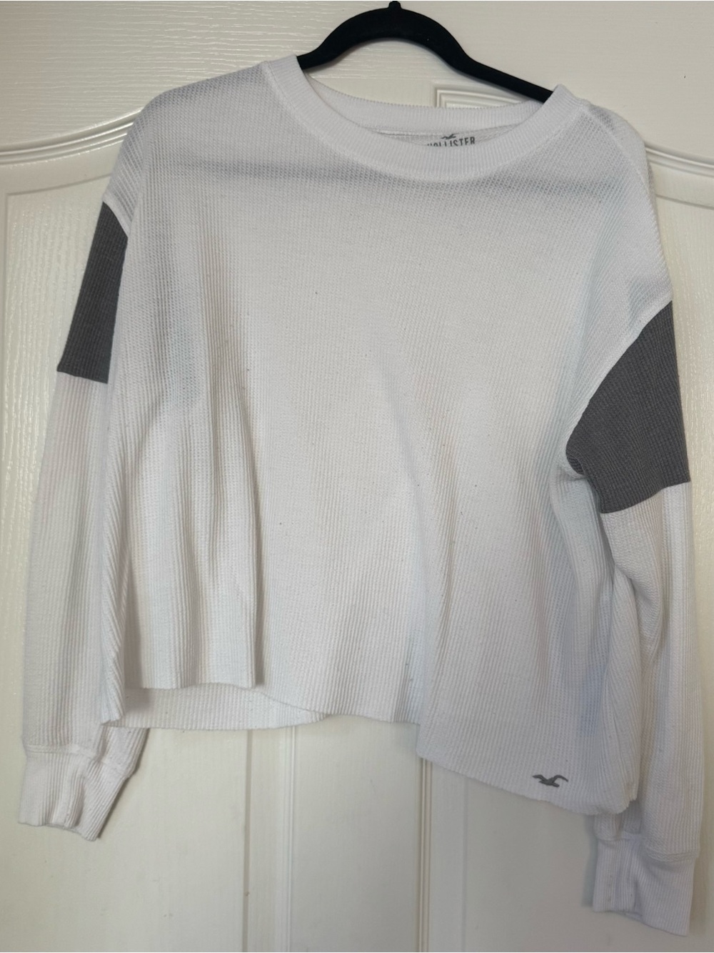 Hollister White Waffle-Knit Cropped Sweatshirt with Gray Sleeve Panels